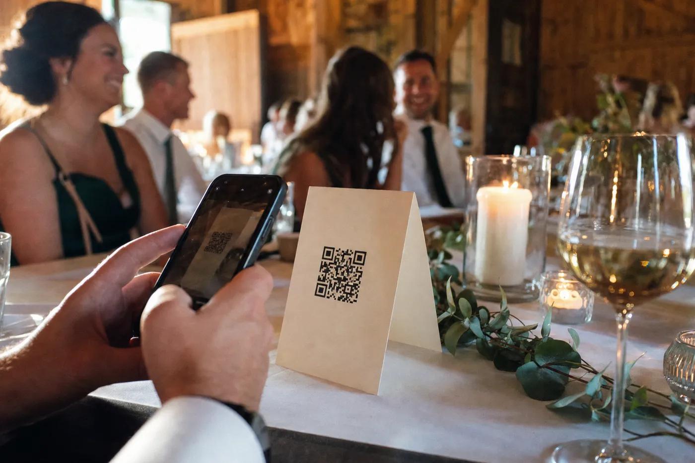 Gość skanuje telefonem kod QR z kartonika na stole