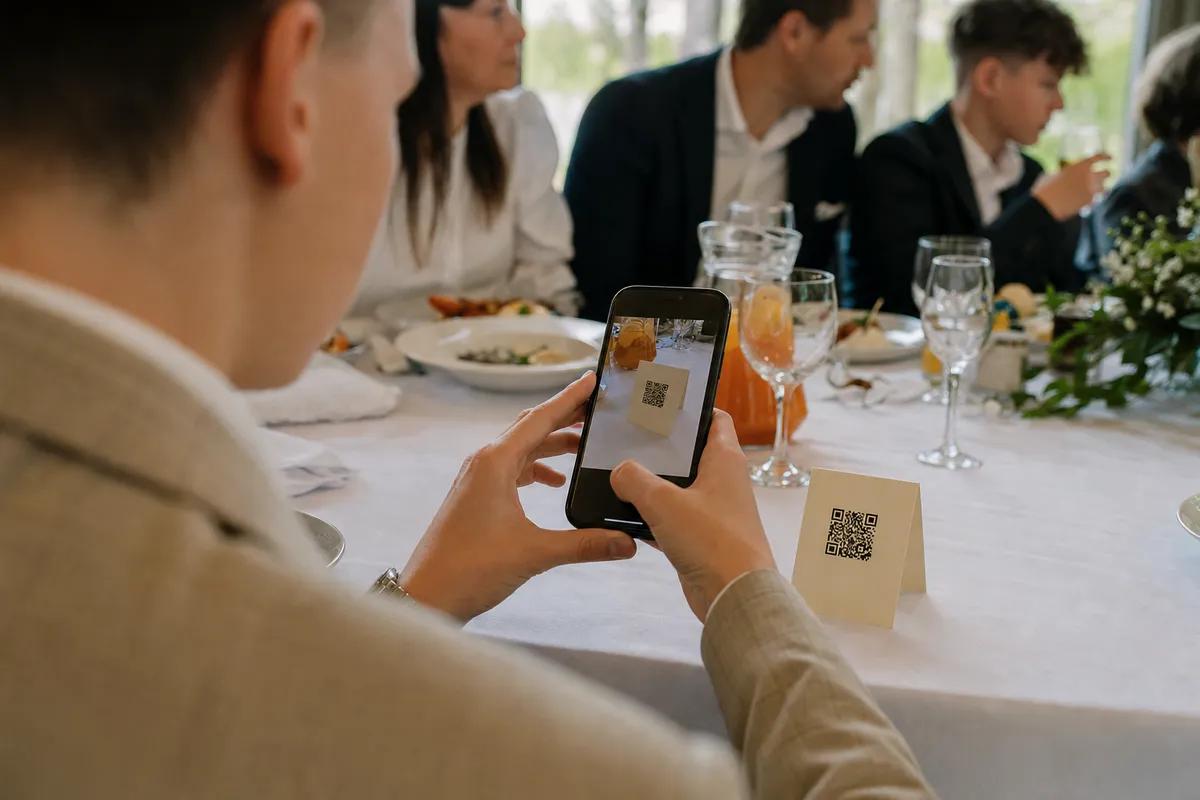 Gość skanuje telefonem kod QR z kartonika na stole, bierzmowanie